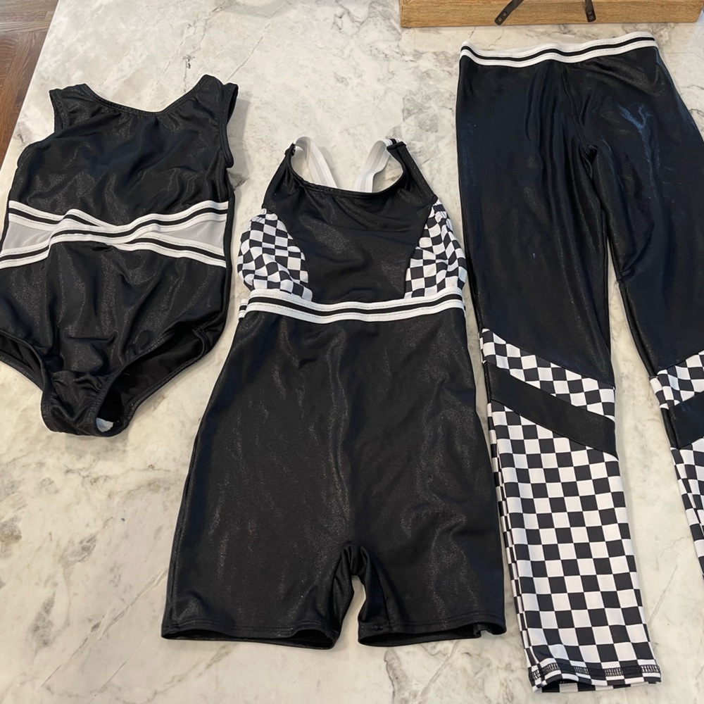 More than magic gym wear. Two Leo’s and a pair of leggings. Bundle! Size M 7/8